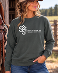 Logo Crew in Pepper — female model, front view