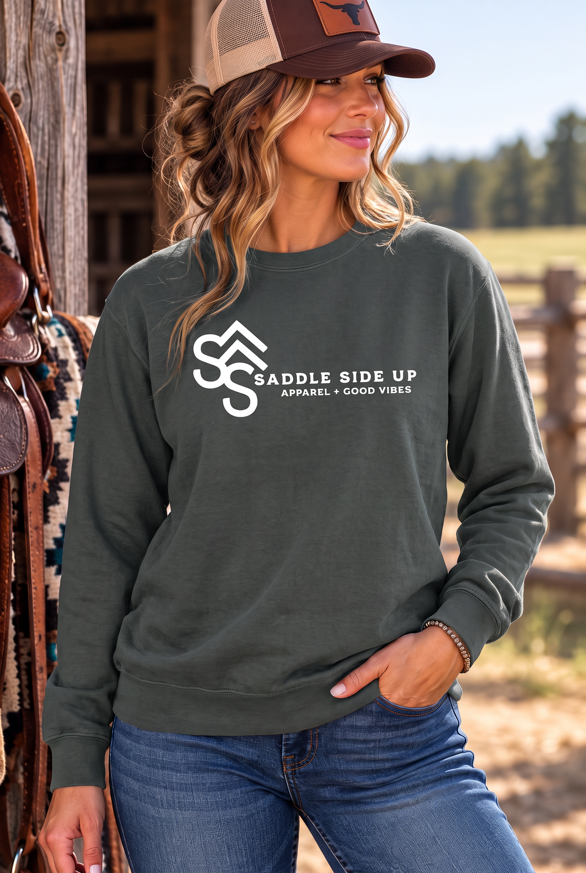 Logo Crew in Pepper — female model, front view